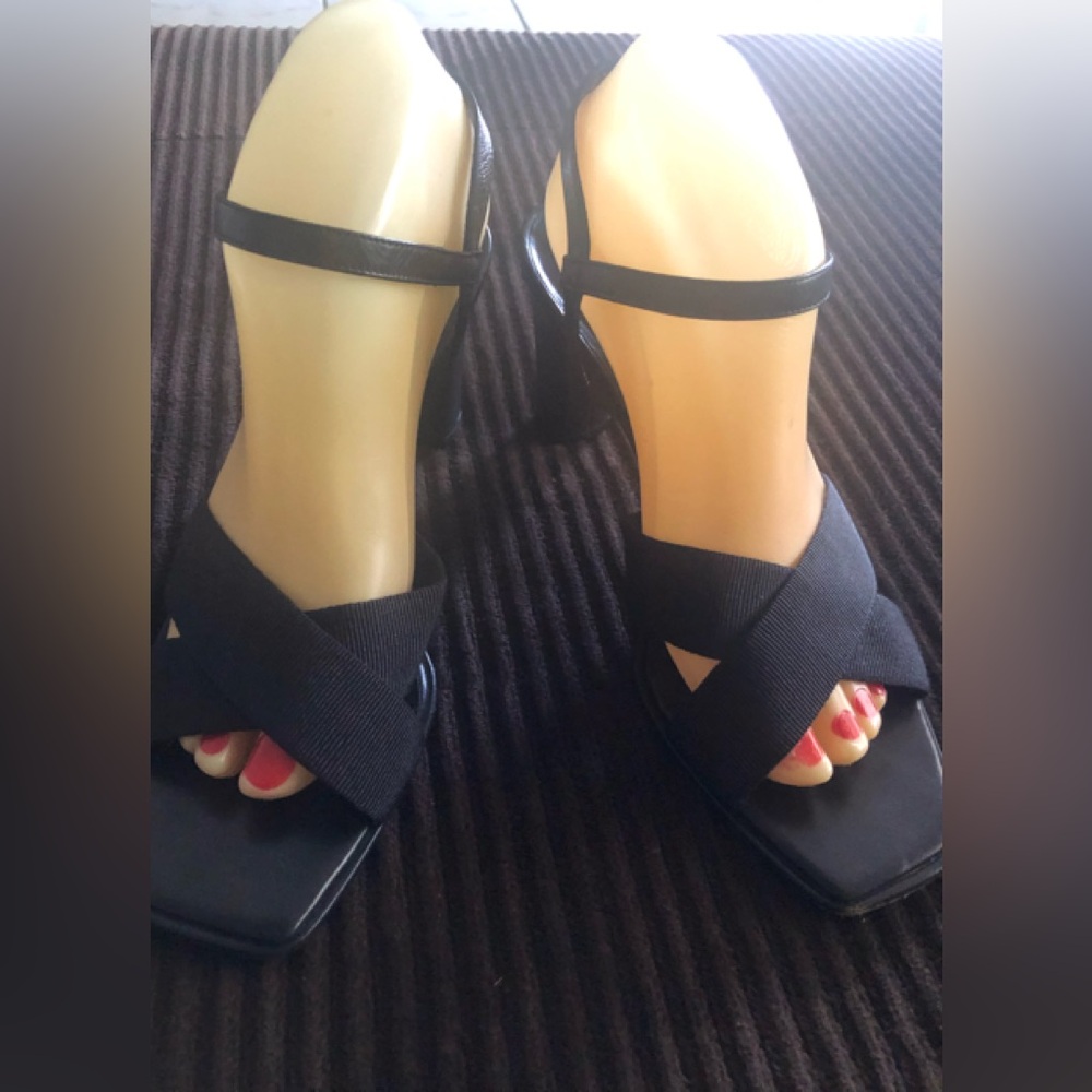 Elegant Salvatore Ferragamo Black Strappy Sandals Heels size 9 B